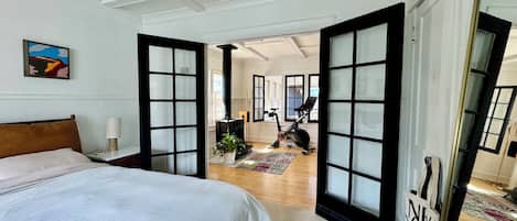 2 bedrooms, desk, iron/ironing board, WiFi (free)