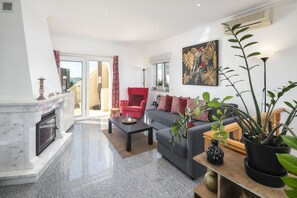 Televisie en een open haard