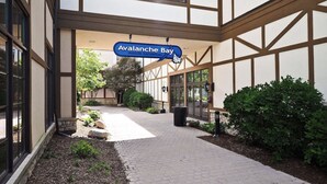 Entrada de um parque aquático interno com uma placa que diz 'Avalanche Bay'.
