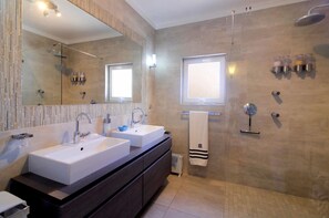Douche, serviettes fournies