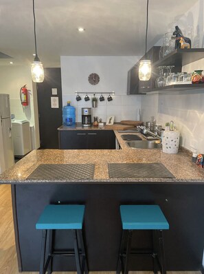 Mikrowelle, Wasserkocher mit Kaffee-/Teezubehör, Toaster, Hochstuhl