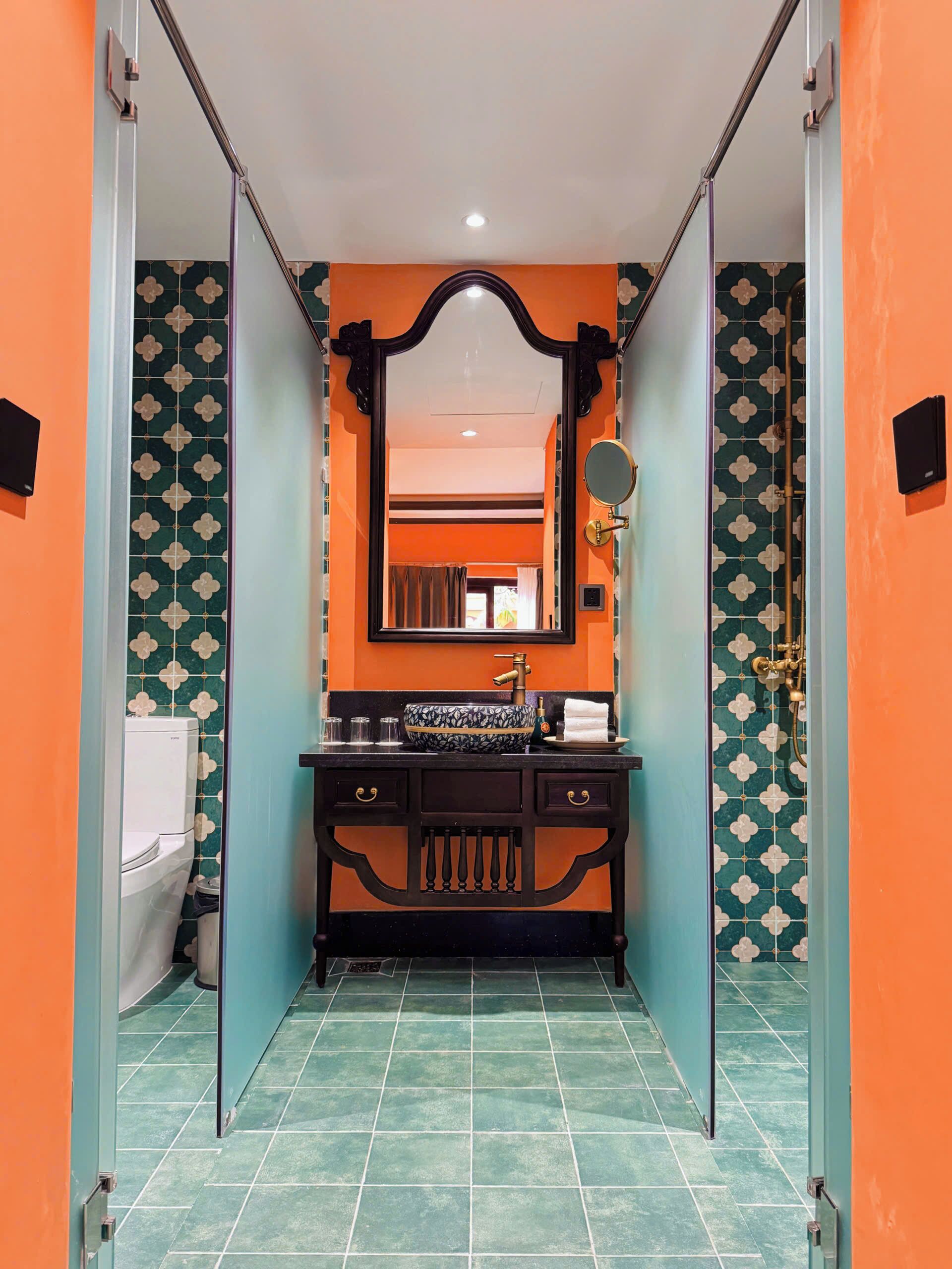 Een badkamer met een wastafel, spiegel en toilet.