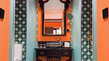 Een badkamer met een wastafel, spiegel en toilet.