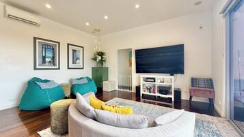 TV connectée, lecteur de DVD, livres, chaßne hi-fi