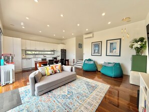 Smart TV, reproductor de DVD, libros y estéreo 