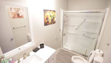 Dusche, Haartrockner, Handtücher, Seife