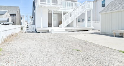 "Island Time!" Steps 2 Beach & Downtown AC+Dogs OK