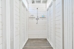 Douche, sèche-cheveux, serviettes fournies, savon