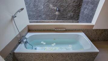 Villa ejecutiva | Baño | Bañera y ducha independientes y toallas