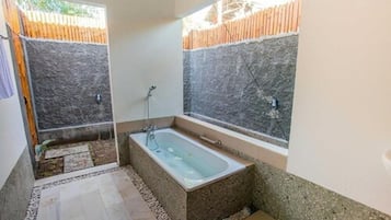 Villa Executive | Badrum | Badkar och dusch och handdukar