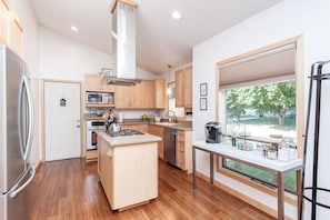 Fridge, microwave, oven, stovetop - 2bed/2bath Large bright and comfortable home (Rochester)