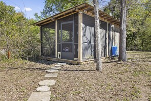 Property grounds - Vibrant & Enchanting! Hot Tub! Walk to the Beach! (Pass Christian)