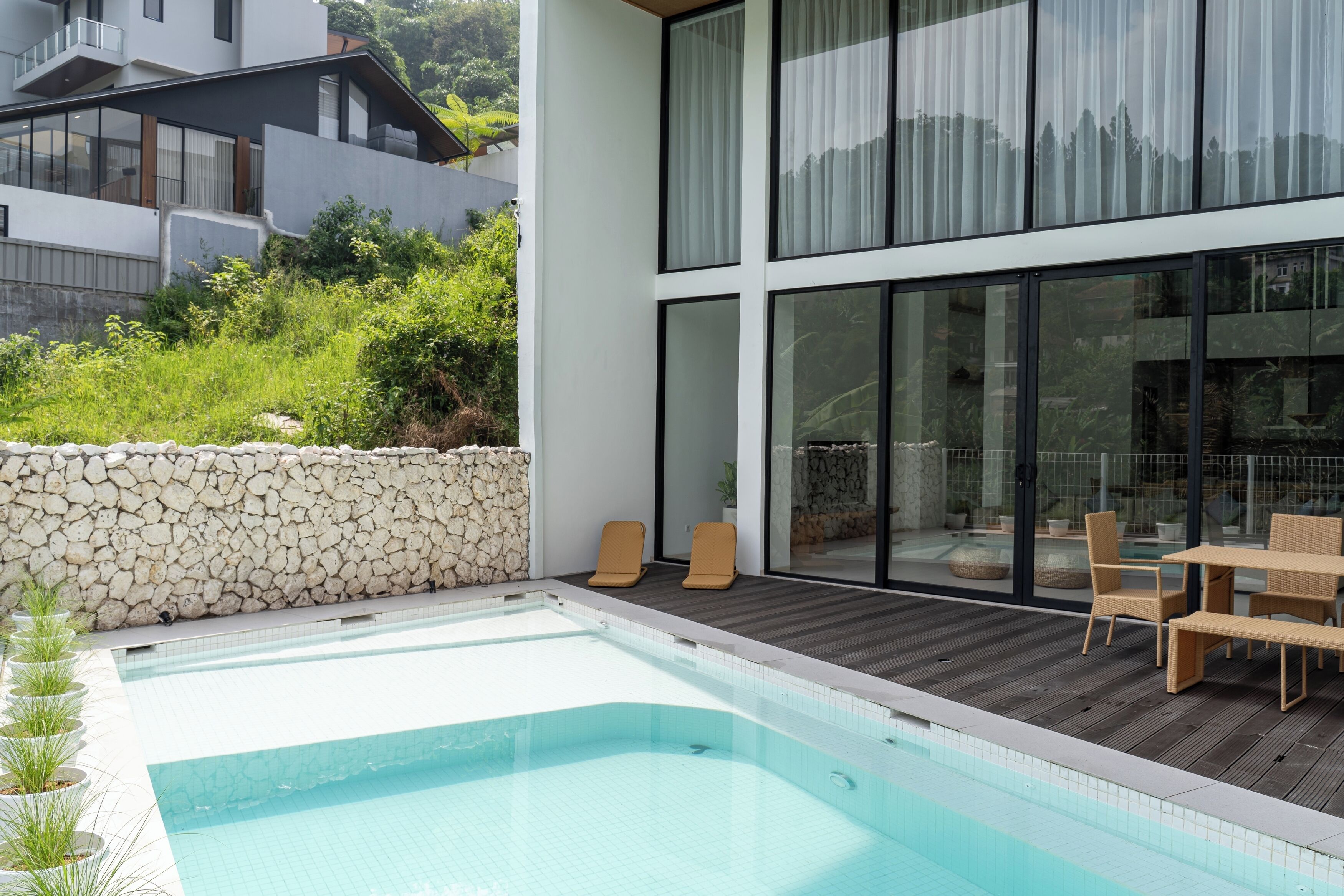 Una piscina al aire libre