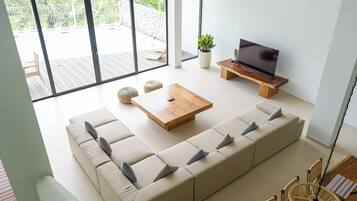 Villa de lujo | Zona de estar | Televisión de pantalla plana de 42 pulgadas con canales por cable