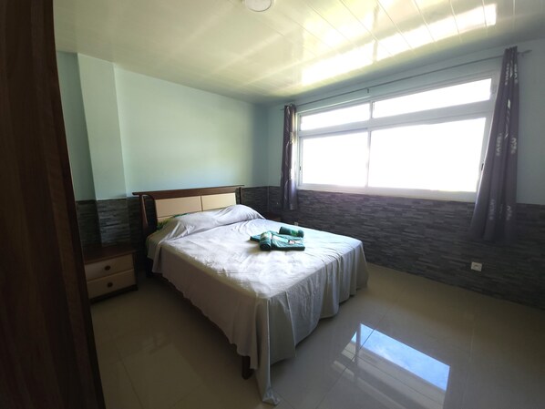 Appartement Deluxe | 3 chambres, rideaux d’obscurcissement, fer et planche à repasser