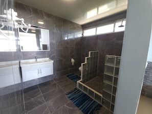 Deluxe Apartment | Bathroom | Towels, toilet paper - Apetahi - Bord de lagon (Raiatea)