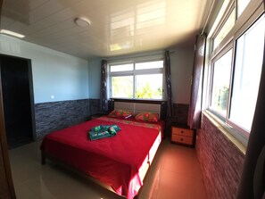 3 habitaciones, cortinas blackout y tabla de planchar con plancha 