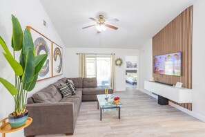 Smart TV, fireplace, stereo - Nature Getaway with lake view and a game room! (Brandon)