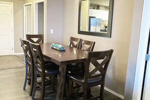 Dining - Lake Front Oasis (Kelowna)
