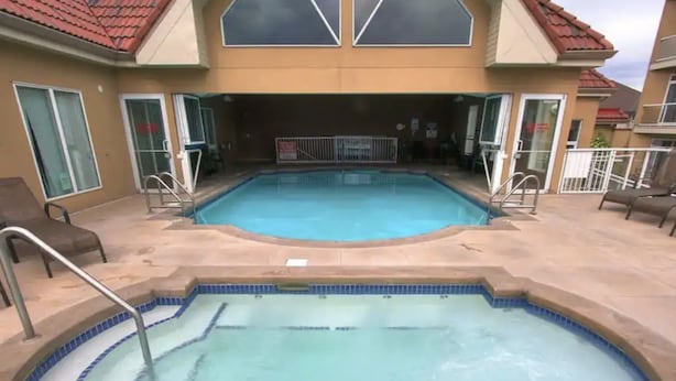 Inomhuspool och utomhuspool