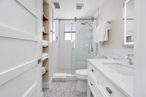 Shower, free toiletries, hair dryer, towels - 🌴Palm Cottage🌴- Steps from the beach, walk to restaurants & shops! (Redington Shores)