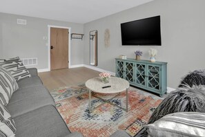 TV - Upscale suite in Lakewood (Lakewood)