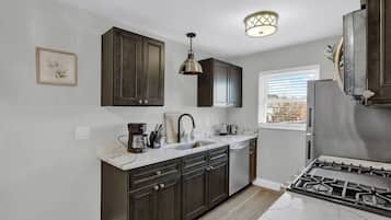 Køleskab, mikrobølgeovn, ovn, kogeplade