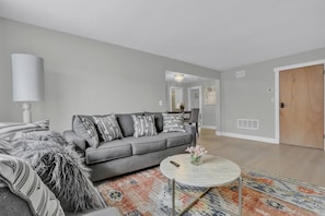 TV - Upscale suite in Lakewood (Lakewood)