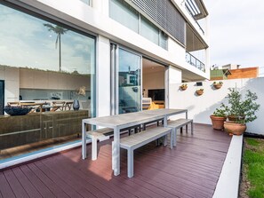 Outdoor dining - The Garden Retreat (Bondi Junction)