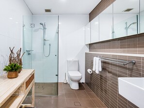 Dusche, Haartrockner, Handtücher, Seife
