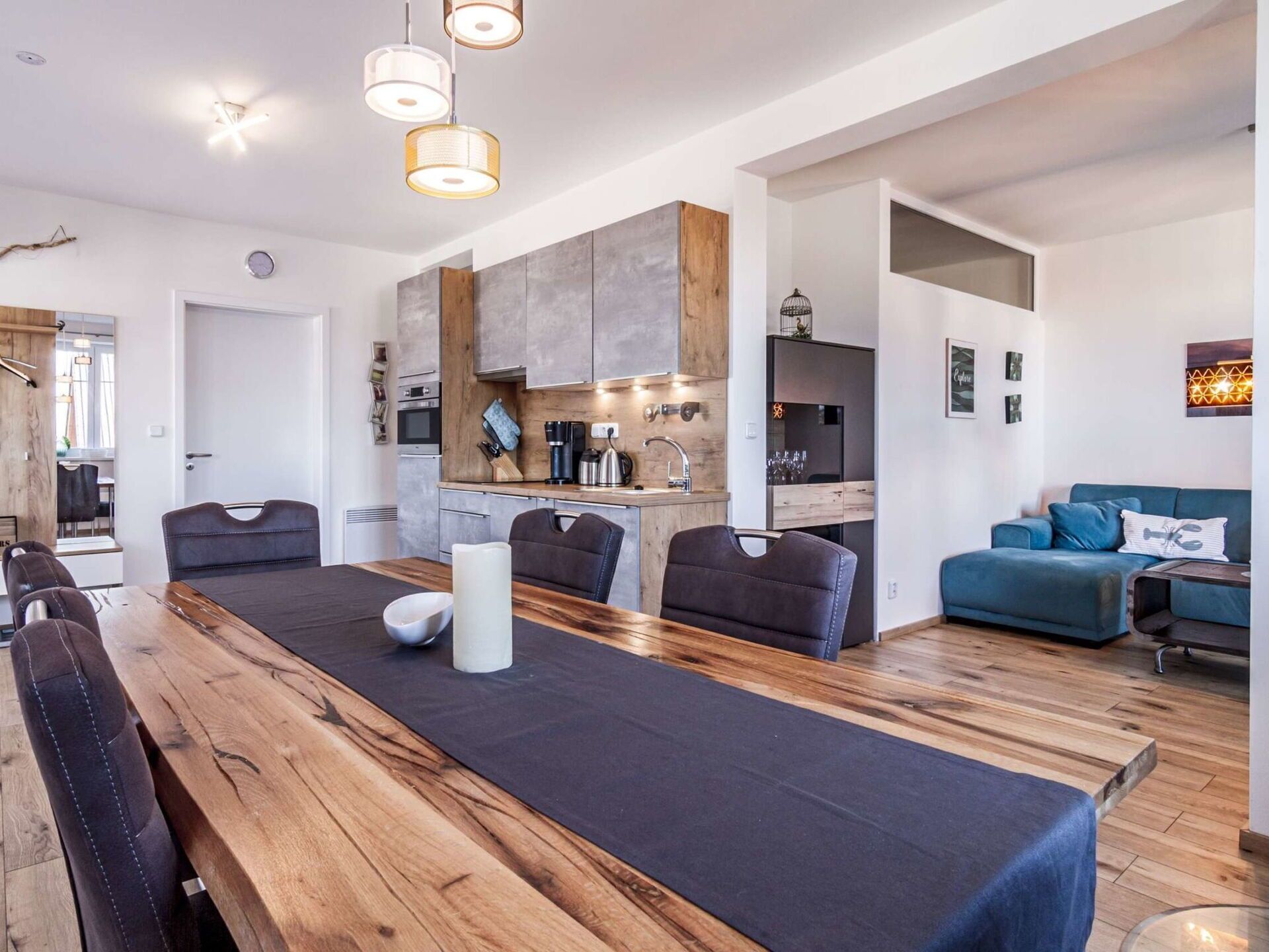 Couch, Möbel, Eigentum, Tabelle, Bilderrahmen, Fenster, Azurblau, Interior Design, Beleuchtung, Komfort