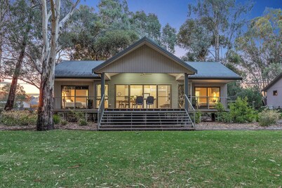 Luxury Waterfront Retreat on Murray River