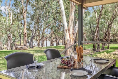 Luxury Waterfront Retreat on Murray River