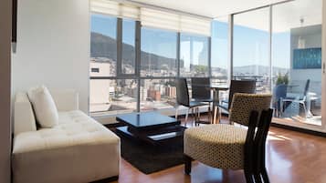 Apartemen Bisnis | Area keluarga | Televisi LED 42-inci dengan saluran TV digital dan Netflix