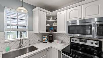 Lemari es, microwave, oven, dan kompor