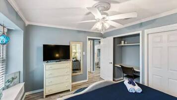 3 kamar tidur, meja kerja, setrika/meja setrika, dan tempat tidur bayi