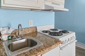 Refrigerador con congelador, microondas, horno y parrilla de estufa 