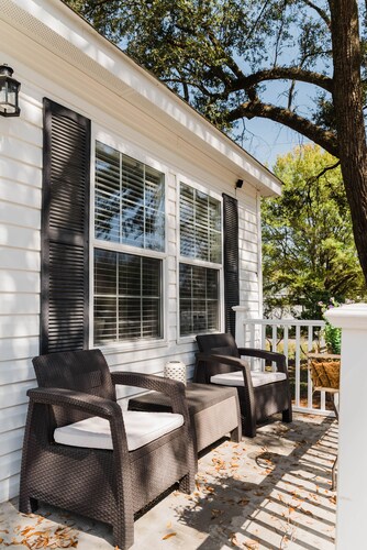 Beautiful Cottage-Style Home Minutes From Downtown Charleston!