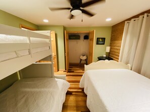 3 soverom, skrivebord, wi-fi (inkludert) og sengetøy