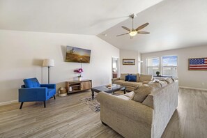Living area - Pawsitively Perfect: New Pet-Friendly Home in Ideal Location!" (Twin Falls)