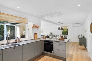 Fridge, oven, stovetop, dishwasher