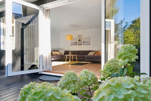 Newly renovated and modern cottage near the beach