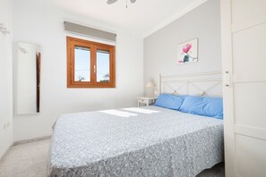 2 slaapkamers, een strijkplank/strijkijzer, gratis wifi, beddengoed