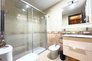 Ensemble douche/baignoire, bidet