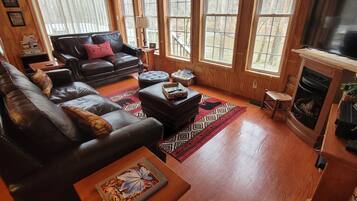 TV, fireplace
