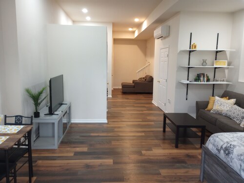 Roomy Studio Basment Apartment - 5 Min to Downtown