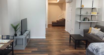 Roomy Studio Basment Apartment - 5 Min to Downtown