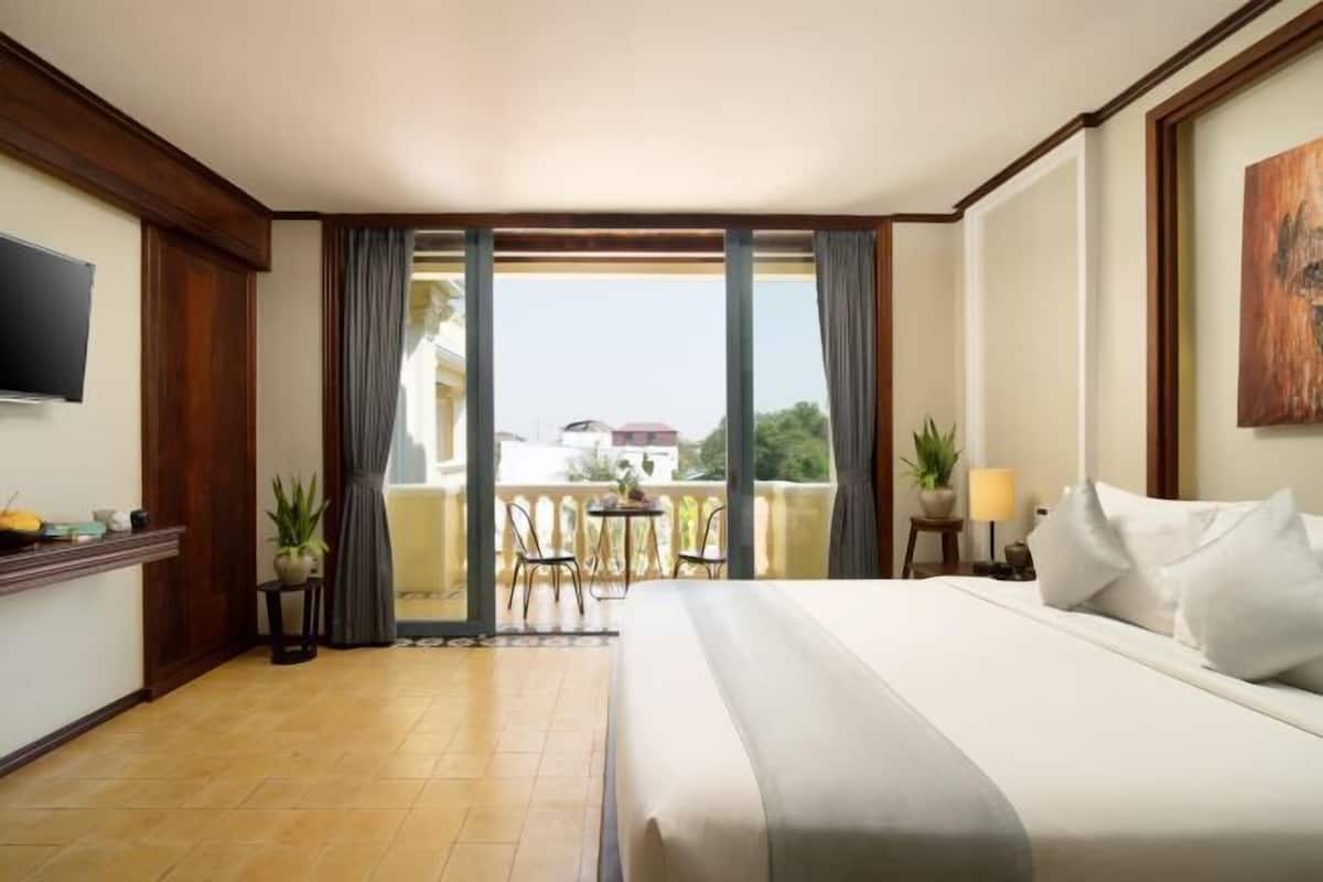 Premium bedding, down comforters, pillowtop beds, minibar