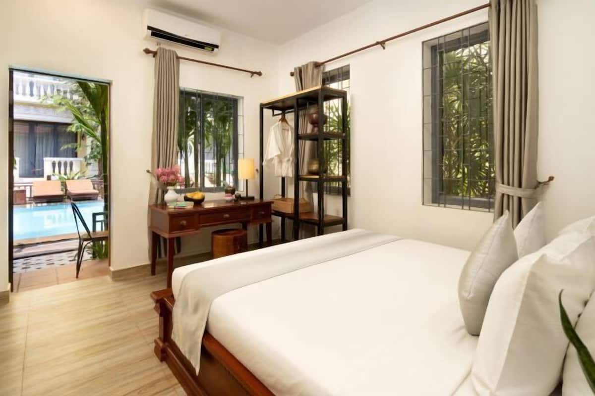 Premium bedding, down comforters, pillowtop beds, minibar