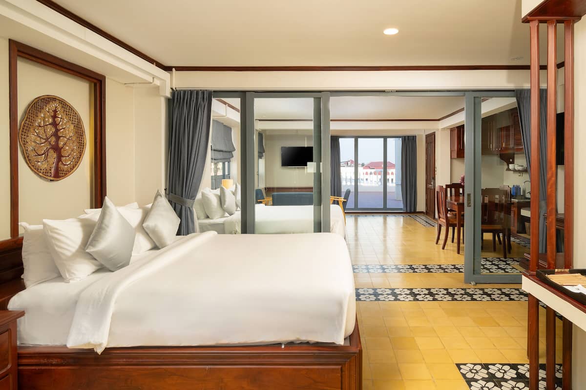 Family Studio with Private Kitchen | Premium bedding, down comforters, pillowtop beds, minibar